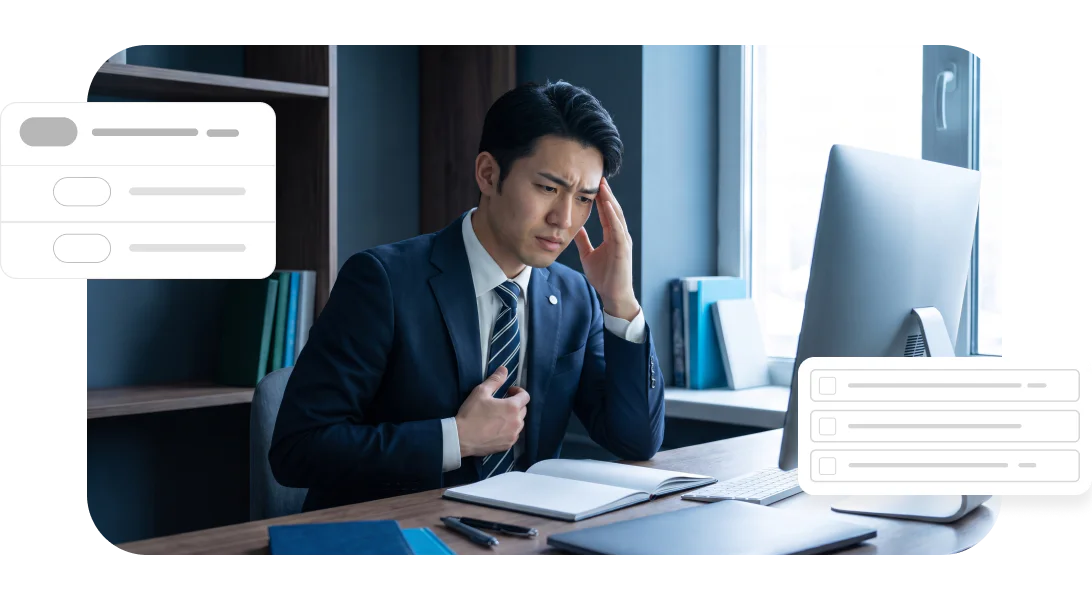 研修コースを終えた受講者が、白紙のノートを前に内容を思い出せずにいるシーンです。