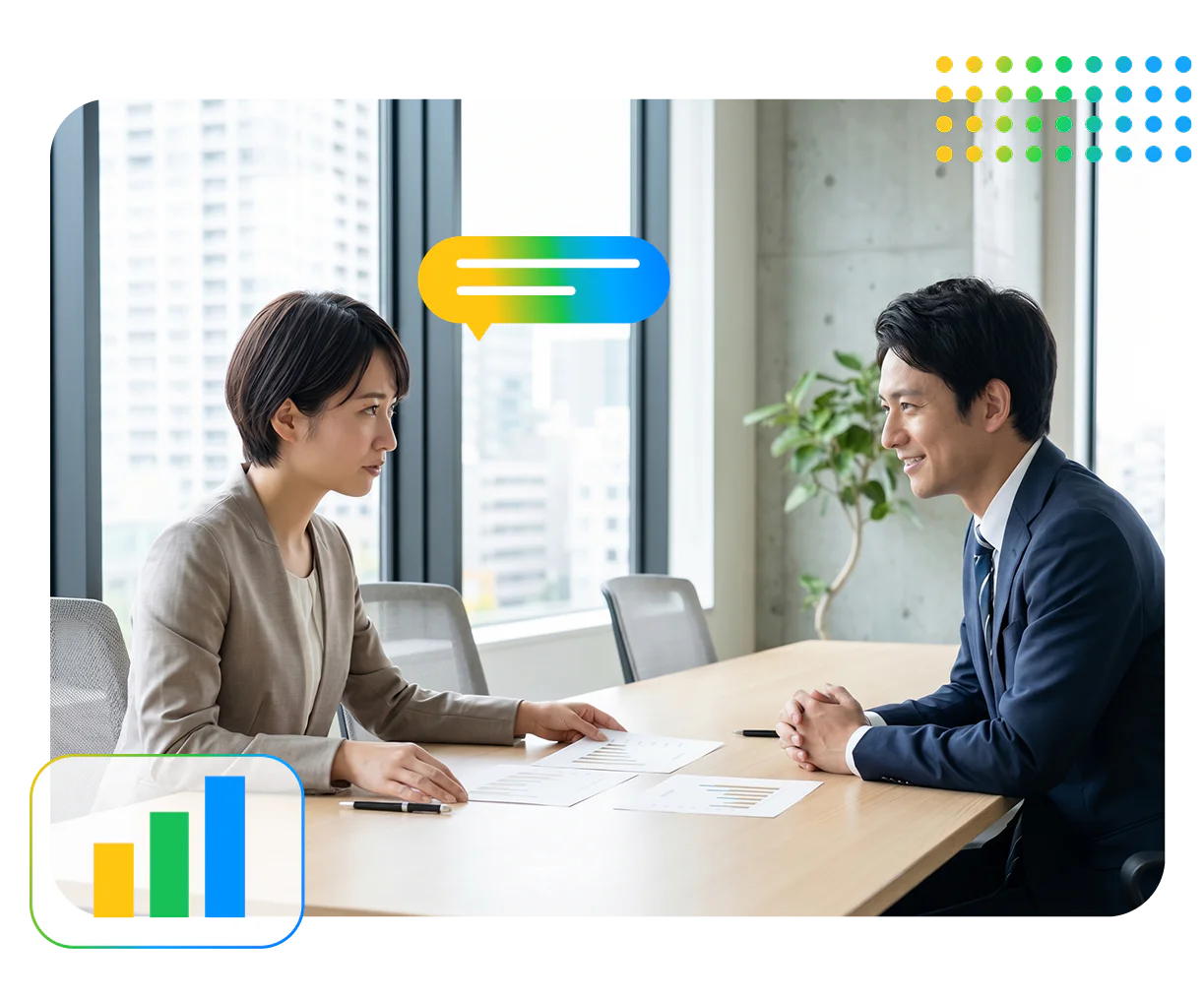 営業担当者が、競合の提案書を並べて比較する顧客を前に、落ち着いて切り返しているシーンです。