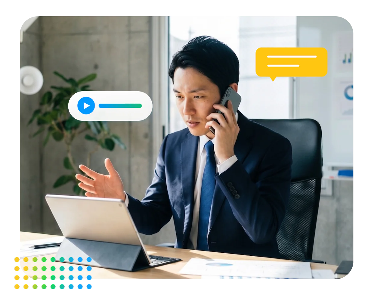 営業担当者が電話越しに顧客と会話しながら、次の商談につなげようと集中しているシーンです。